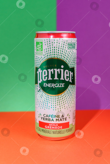 Скачать Тюмень, Россия - 30 июня 2022 года: Минеральная вода Perrier energize с кофеином yerba mate. Вертикальная фотография фотосток Ozero