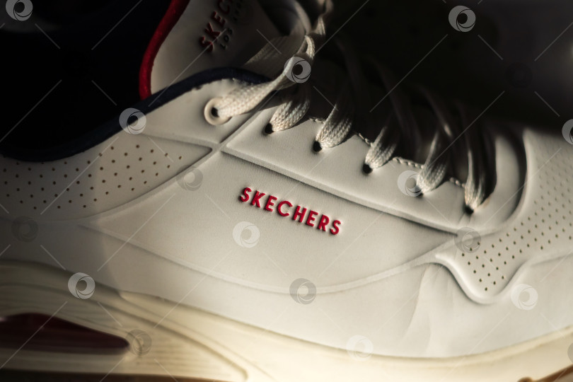 Скачать Тюмень, Россия - 01 октября 2022 года: Обувь Skechers. Модные спортивные кроссовки для бега, ходьбы. фотосток Ozero