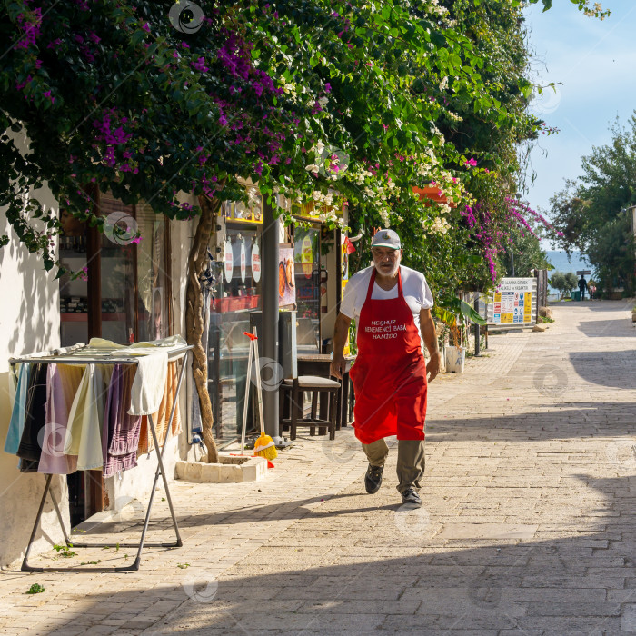 Скачать шеф-повар небольшого уличного ресторана быстрого питания в Сиде, Турция фотосток Ozero