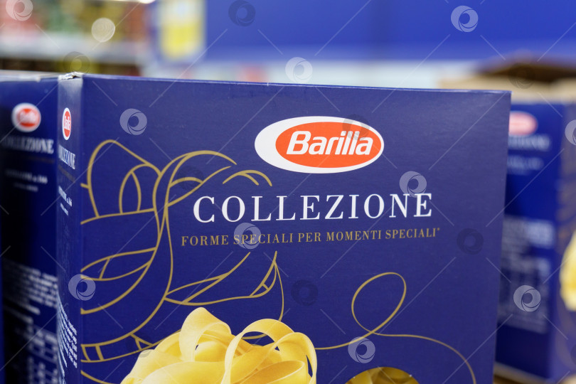 Скачать Тюмень, Россия - 26 мая 2022 года: Паста Barilla collezione на полке супермаркета. Barilla - ведущий мировой производитель макаронных изделий фотосток Ozero