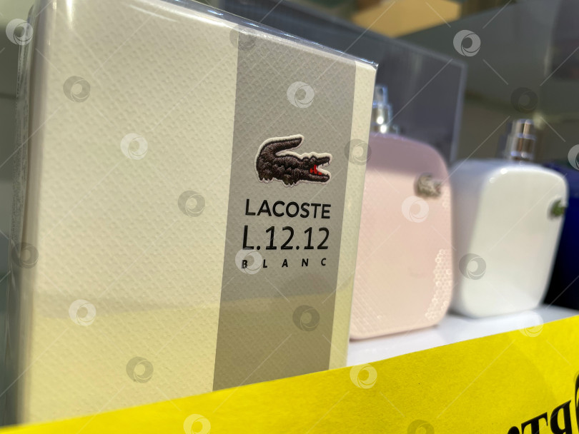 Скачать Тюмень, Россия- 07 октября 2022 года: Духи Lacoste l.12.12 blanc. Выборочный фокус, логотип фотосток Ozero