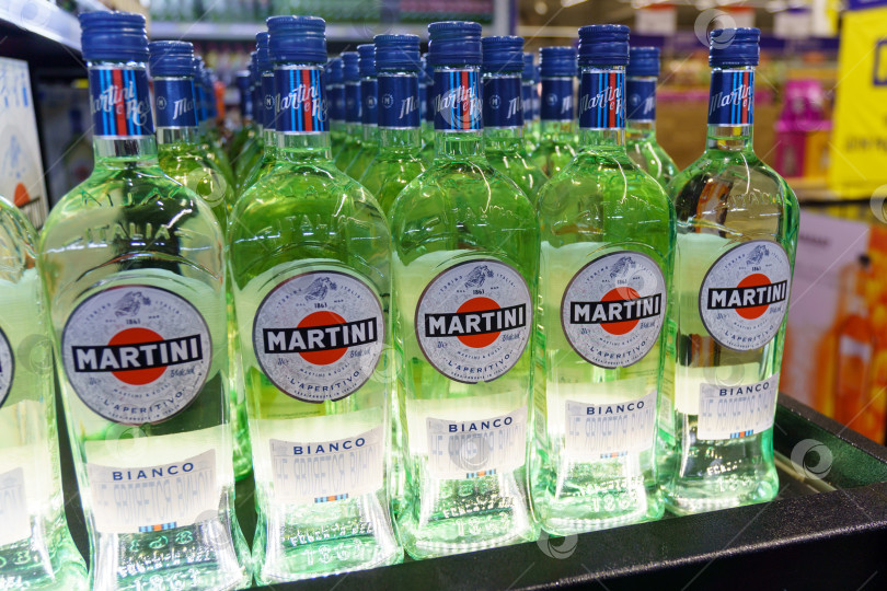 Скачать Тюмень, Россия - 27 сентября 2022 года: Алкогольные напитки Martini в бутылках продаются на полке в продуктовом магазине. Избирательный фокус фотосток Ozero
