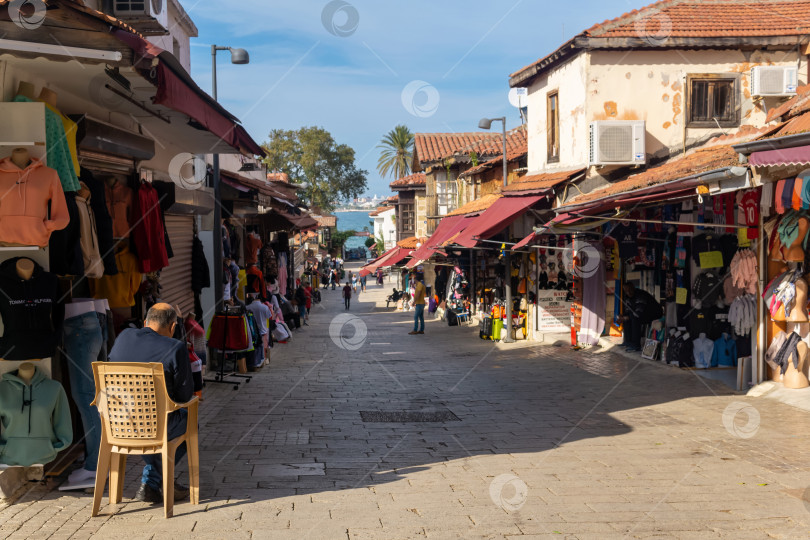 Скачать прибрежная улица с магазинами и лавками с товарами для туристов в Сиде, Турция фотосток Ozero