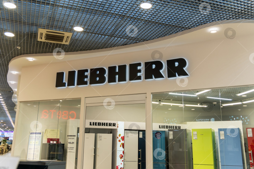 Скачать Тюмень, Россия - 01 октября 2022 г.: Логотип Liebherr, холодильники Liebherr производятся на трех заводах, расположенных в Германии, Австрии и Болгарии. фотосток Ozero