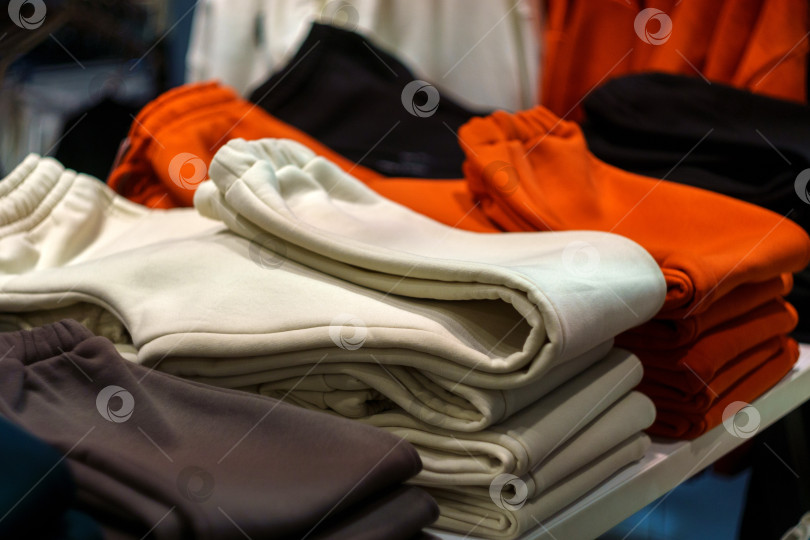 Скачать Разная одежда, одевайте разноцветные брюки для одежды, в универмаге магазина одежды фотосток Ozero