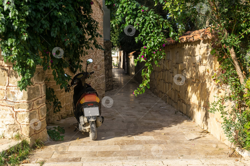 Скачать скутер, припаркованный на узкой исторической улочке в средиземноморском городе фотосток Ozero