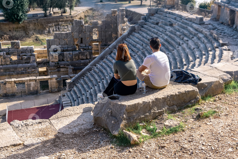 Скачать туристы отдыхают на руинах древнего стадиона Мира в Демре, Турция фотосток Ozero