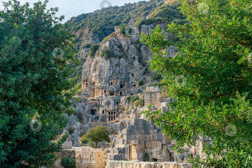 Скачать знаменитый комплекс скальных гробниц с руинами древнего театра на переднем плане в Майре фотосток Ozero