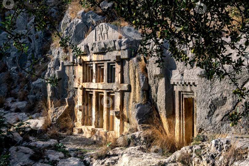 Скачать древние гробницы и склепы, высеченные в скалах на руинах Майры фотосток Ozero