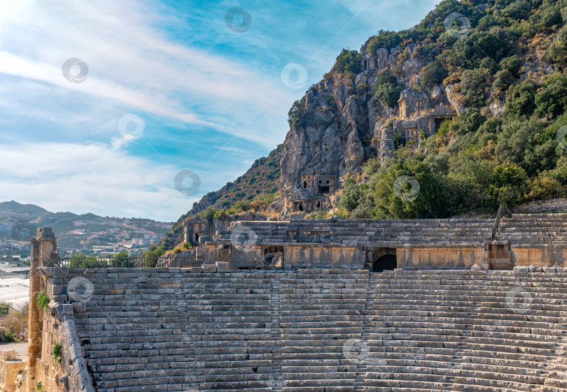 Скачать руины античного амфитеатра на фоне знаменитого скалистого некрополя в Мире (ныне Демре, Турция) фотосток Ozero