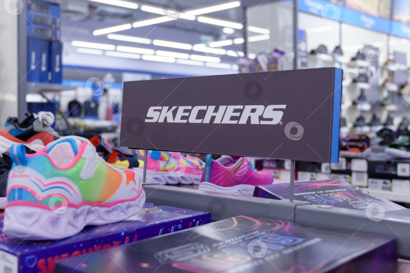 Скачать Тюмень, Россия - 12 августа 2022 года: Skechers logo USA Inc. - американская компания по производству обуви для стиля жизни и производительности. Избирательный фокус фотосток Ozero