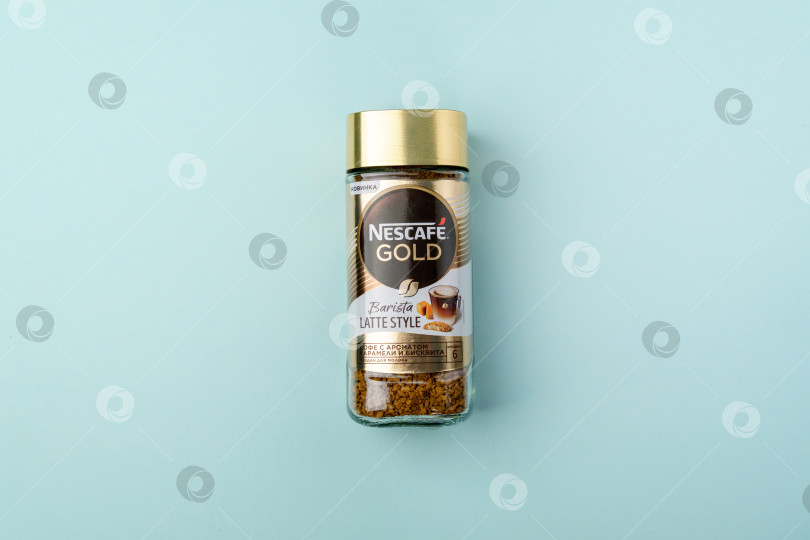 Скачать Тюмень, Россия - 30 июня 2022 года: Обжаренный кофе Nescafe Gold в стиле латте от бариста. Молотый кофе производства Nestle фотосток Ozero