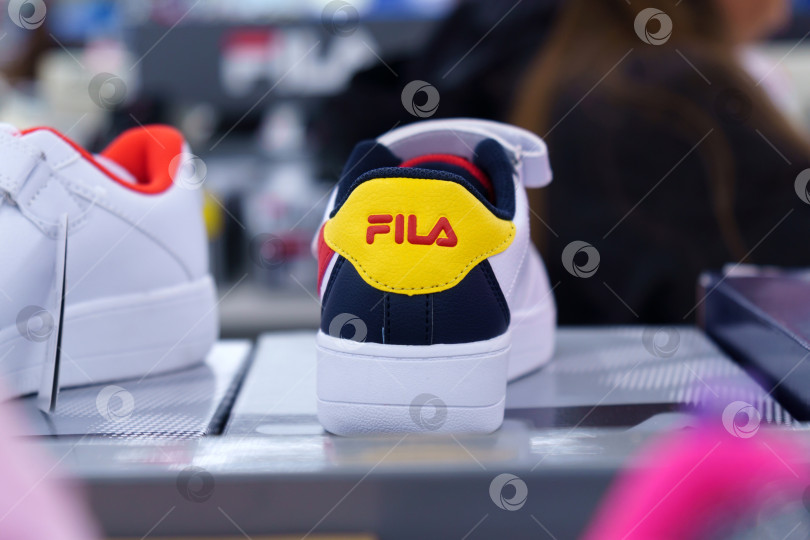 Скачать Тюмень, Россия - 12 августа 2022 года: Fila logo - одна из крупнейших в мире компаний -производителей спортивной одежды. фотосток Ozero