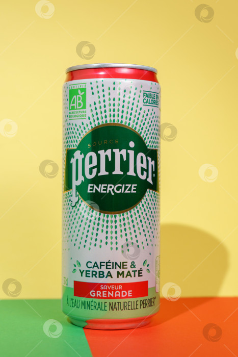 Скачать Тюмень, Россия - 30 июня 2022 года: Минеральная вода Perrier energize с кофеином yerba mate. Французская марка минеральной воды премиум-класса. Вертикальная фотография фотосток Ozero