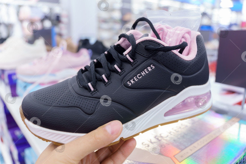 Скачать Тюмень, Россия - 12 августа 2022 года: логотип Skechers в магазине Skechers. Skechers - американская компания по производству обуви для стиля жизни и спортивных достижений фотосток Ozero