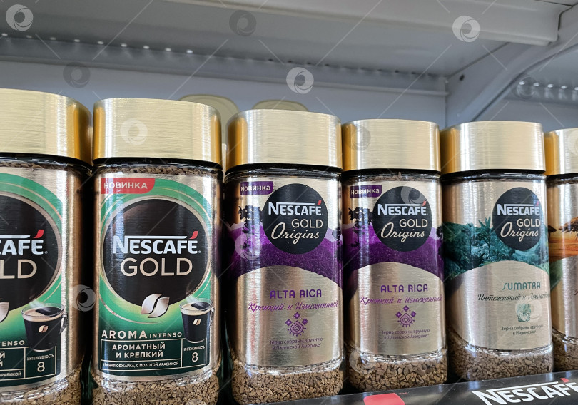 Скачать Тюмень, Россия - 28 июля 2022 года: Nescafe Gold origins, Альта-Рика, Суматра. Молотый кофе производства Nestle фотосток Ozero