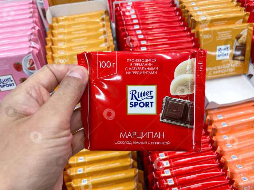 Скачать Тюмень, Россия- 20 августа 2022 года: Компания Ritter Sport была основана в 1912 году в Штутгарте-бад-Каннштатте, Германия фотосток Ozero