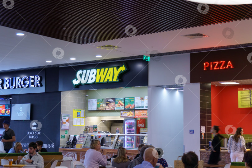 Скачать Тюмень, Россия - 12 августа 2022 года: ресторан быстрого питания с логотипом Subway. Ресторан Subway - одна из самых быстрорастущих франшиз в мире. фотосток Ozero