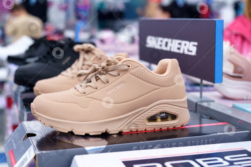 Скачать Тюмень, Россия - 12 августа 2022 года: логотип компании Skechers на кроссовках. Skechers USA, Inc. - это американский стиль жизни. Избирательный фокус фотосток Ozero