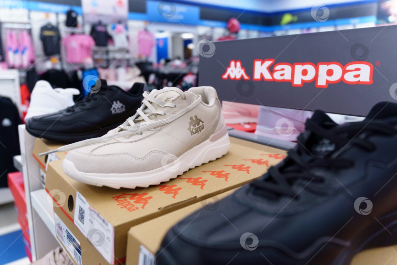 Скачать Тюмень, Россия - 12 августа 2022 года: в магазине выставлена на продажу обувь Kappa. Kappa - итальянская спортивная одежда. фотосток Ozero