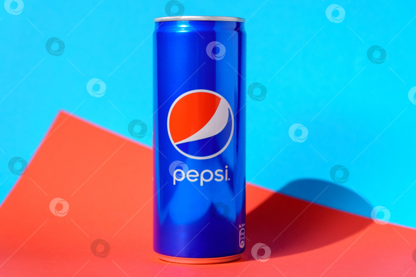 Скачать Тюмень, Россия - 30 июня 2022 года: Газированный безалкогольный напиток Pepsi, произведенный компанией PepsiCo. фотосток Ozero