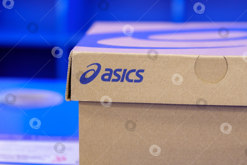 Скачать Тюмень, Россия - 12 августа 2022 года: Логотип ASICS - японской компании по производству спортивного инвентаря, которая производит амортизирующую обувь фотосток Ozero