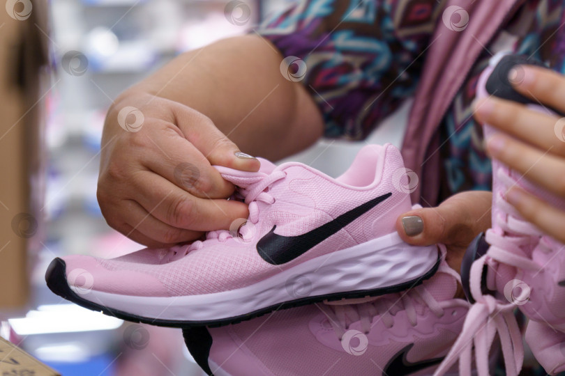 Скачать Тюмень, Россия - 12 августа 2022 года: Кроссовки с логотипом Nike. Женская спортивная обувь, мода, обувь, концепция обуви. фотосток Ozero