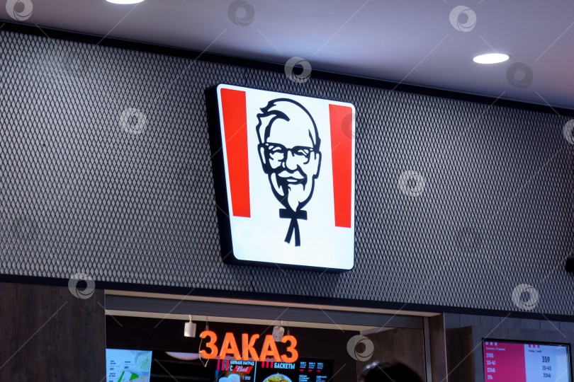 Скачать Тюмень, Россия - 12 августа 2022 года: ресторан KFC в торговом центре. Логотип компании. фотосток Ozero