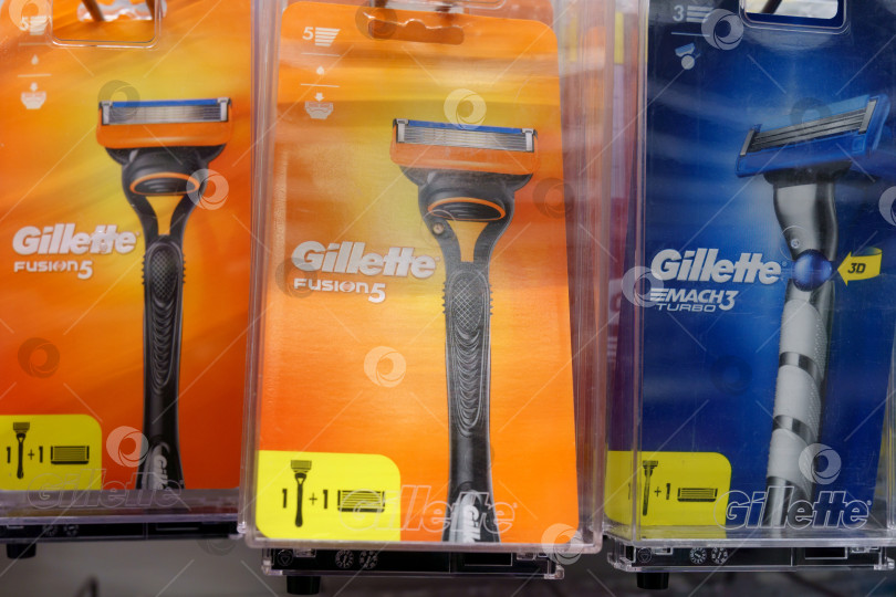 Скачать Тюмень, Россия - 11 мая 2022 года: Gillette - бренд безопасных мужских и женских бритв и других средств личной гигиены. Избирательный фокус фотосток Ozero