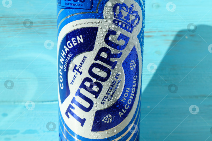 Скачать Тюмень, Россия - 02 августа 2022 года: Безалкогольная банка пива Tuborg. Пиво Tuborg, производимое датской пивоваренной компанией, основанной в 1873 году недалеко от Копенгагена фотосток Ozero