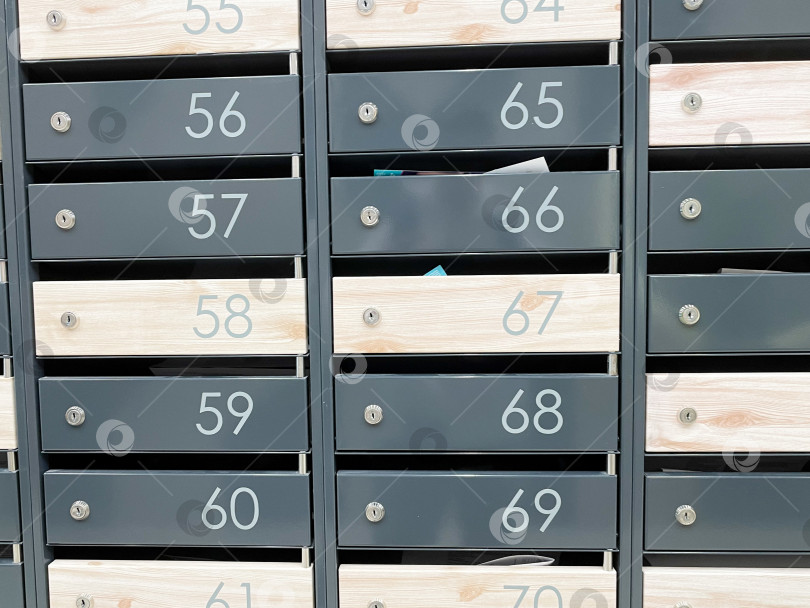 Скачать Стальные почтовые ящики в многоквартирном жилом доме. Жилое или офисное здание фотосток Ozero