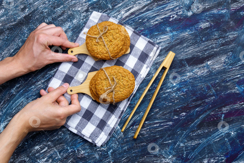 Скачать Ешьте овсяное печенье. Мясное печенье на черном фоне. Лежал плашмя. Концепция вегетарианского питания фотосток Ozero