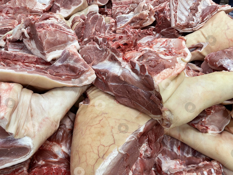 Скачать Большие куски сырого мяса на фоне, мясной продукт оптом на рынке, текстура фотосток Ozero