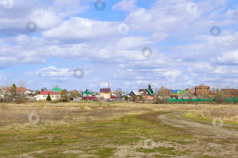 Скачать Проселочная дорога, ведущая в деревню ранней весной. Пейзаж, пространство для копирования фотосток Ozero