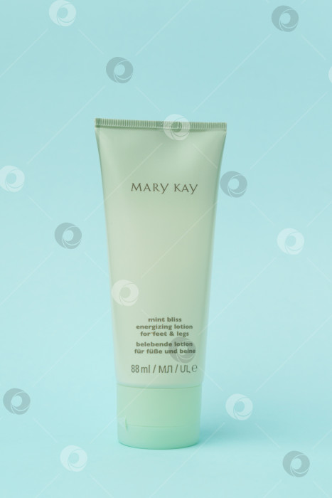 Скачать Тюмень, Россия - 19 июля 2022 г.: Бодрящий лосьон Mint bliss для стоп Mary Kay Inc. - американская частная компания прямых продаж, занимающаяся продажей косметической продукции. Вертикальная фотография фотосток Ozero