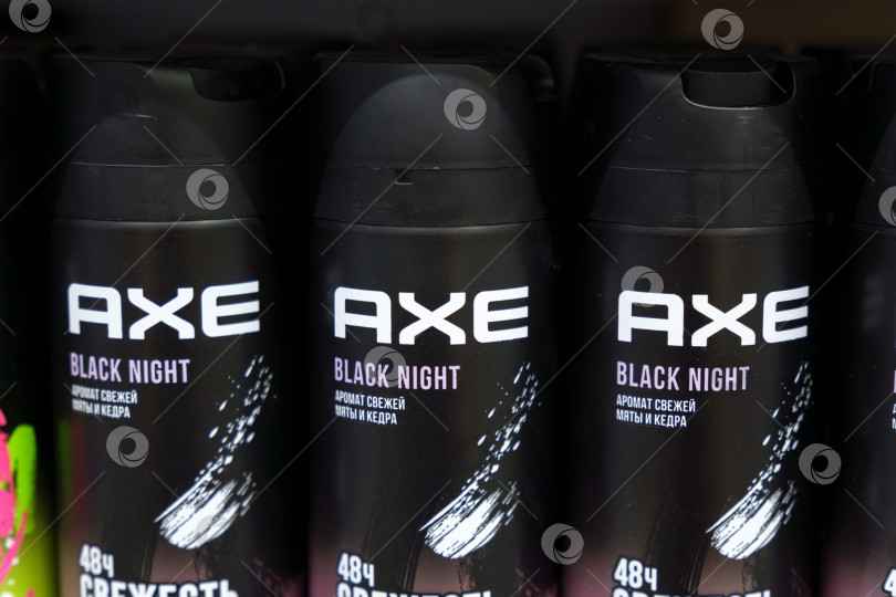 Скачать Тюмень, Россия - 30 июня 2022 года: дезодоранты Axe black в супермаркете. Избирательный фокус фотосток Ozero