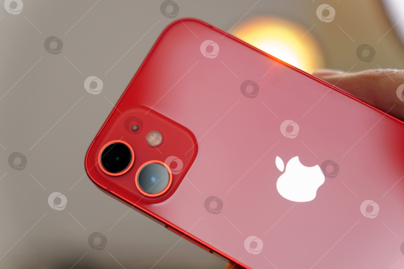 Скачать Тюмень, Россия - 12 августа 2022 года: iPhone 12 mini представлен в красном цвете. Смартфон с мультисенсорным экраном производства Apple Computer, Inc. фотосток Ozero