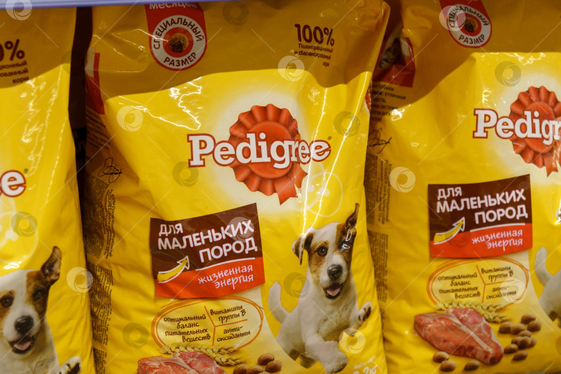 Скачать Тюмень, Россия - 30 июня 2022 г.: Корма для собак Pedigree Petfoods, селективной направленности. Покупка товаров в супермаркете фотосток Ozero