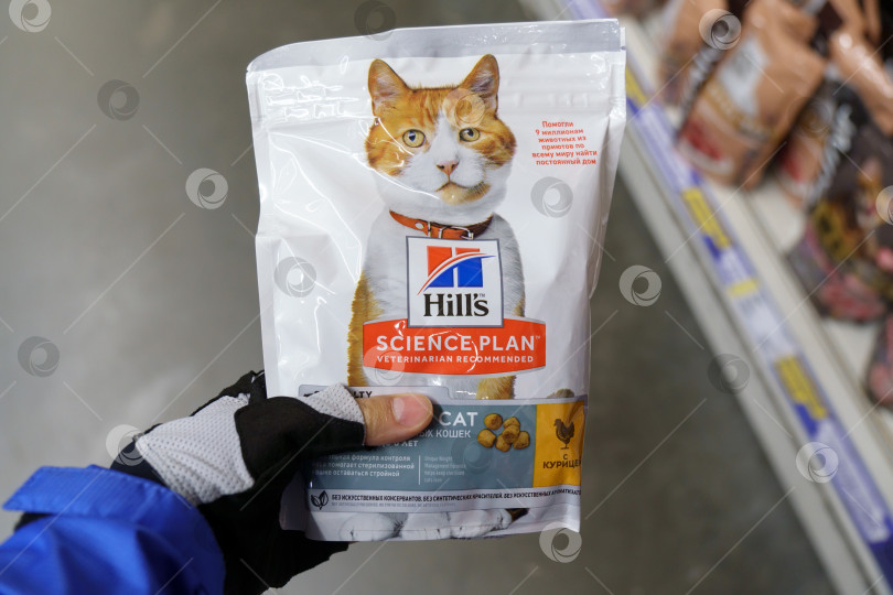 Скачать Тюмень, Россия - 17 августа 2022 года: Крупный план кошачьего корма марки Hills в пакетах, сложенных штабелями на местном рынке. фотосток Ozero
