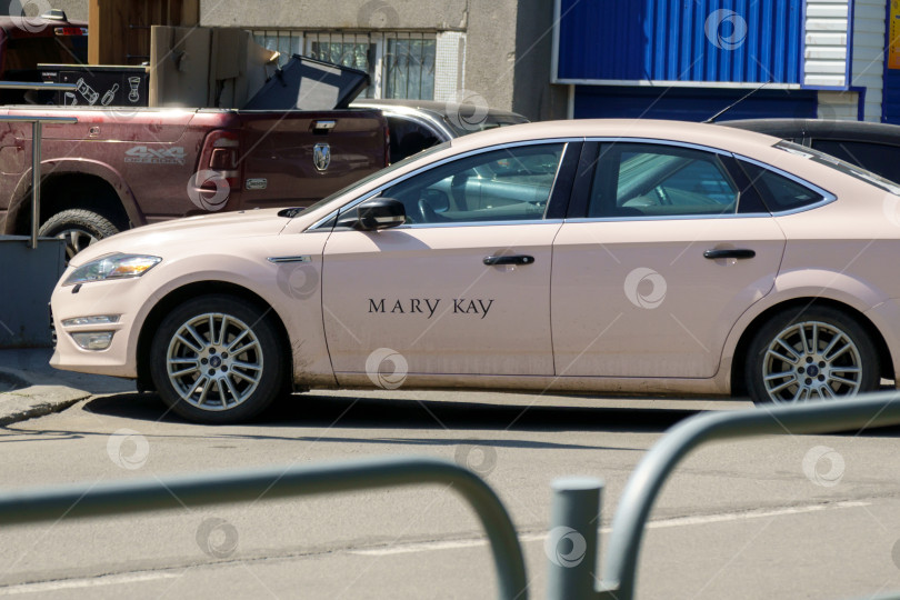Скачать Тюмень, Россия- 03 августа 2022 года: Логотип компании Mary Kay по уходу за кожей на розовом автомобиле крупным планом фотосток Ozero