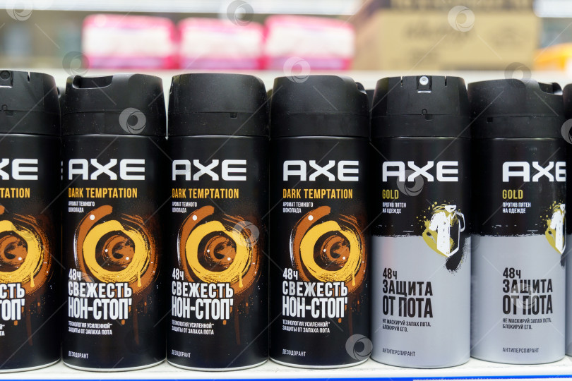 Скачать Тюмень, Россия - 30 июня 2022 года: Спрей-дезодорант Axe на полках гипермаркета. Местный универмаг. фотосток Ozero