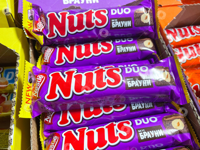 Скачать Тюмень, Россия - 20 августа 2022 года: Шоколадная плитка Nuts duo candy производства Nestle. Избирательный фокус фотосток Ozero