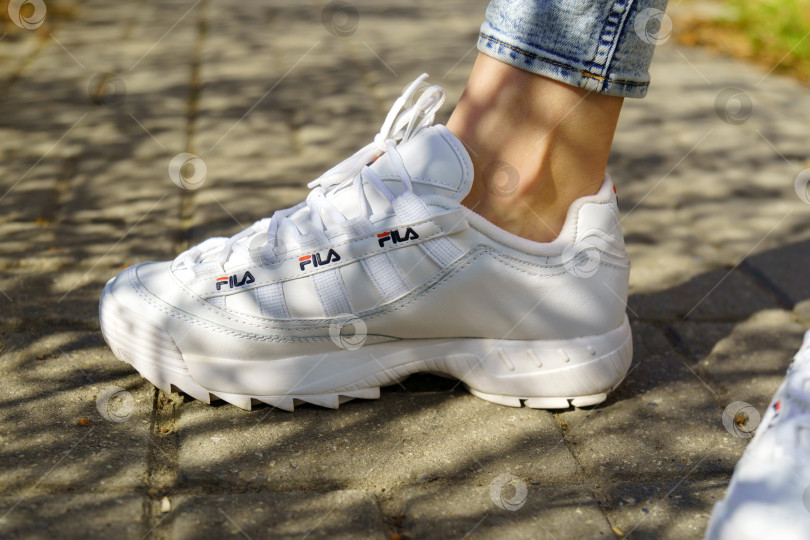 Скачать Тюмень, Россия - 13 сентября 2022 года: Обувь Fila, модель disruptor 2, популярного белого цвета, для улицы. Модная стильная обувь фотосток Ozero