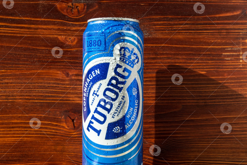 Скачать Тюмень, Россия - 02 августа 2022 года: Банка безалкогольного пива "Туборг". Tuborg - датская пивоваренная компания, основанная в 1873 году. Вертикальная фотография фотосток Ozero