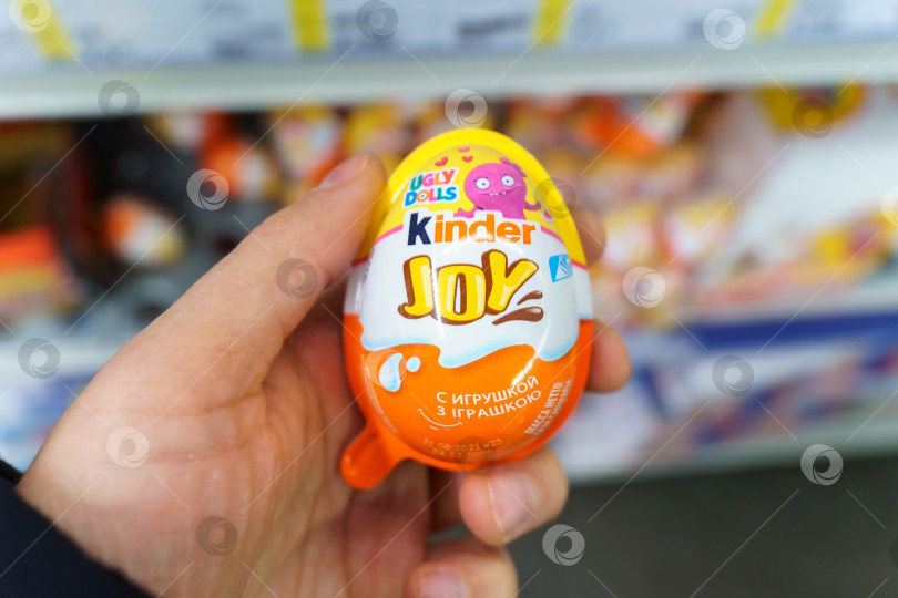 Скачать Тюмень, Россия - 02 декабря 2021 г.: Логотип Kinder Chocolate joy является товарным знаком итальянской кондитерской транснациональной корпорации Ferrero. фотосток Ozero