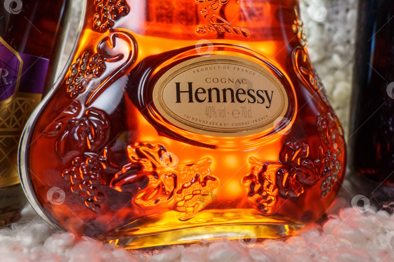 Скачать Тюмень, Россия - 27 ноября 2021 года: логотип Hennessy, марки знаменитого коньяка из Франции. фотосток Ozero