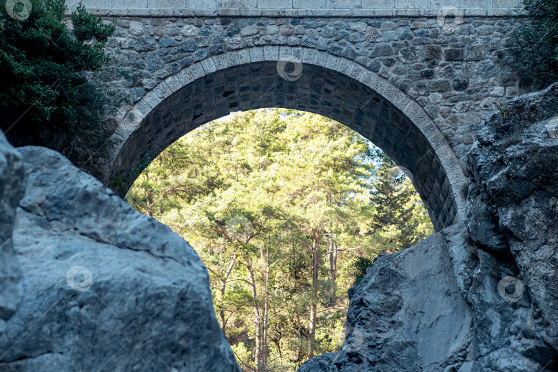 Скачать арка древнеримского моста через горную реку в каньоне Кесме-Богази, Турция фотосток Ozero