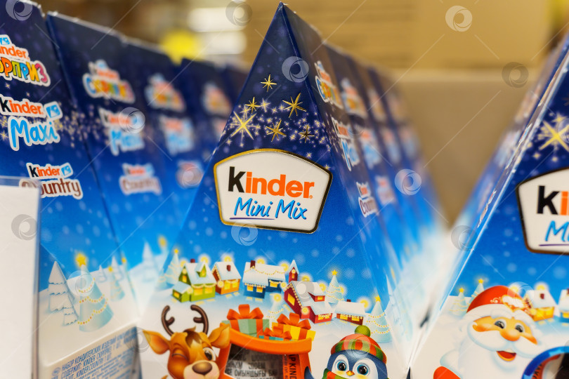 Скачать Тюмень, Россия - 02 декабря 2021 г.: Шоколадные закуски марки Kinder поступили в продажу на прилавках магазинов. Подарочные наборы на Новый год и Рождество фотосток Ozero