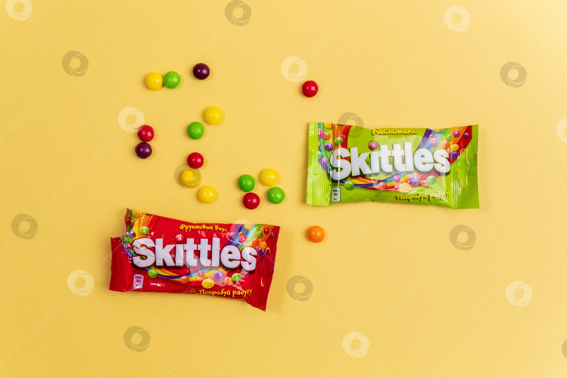 Скачать Тюмень, Россия - 27 декабря 2021 года: конфеты Skittles с фруктовым вкусом. Компания Wrigley подразделение Mars Inc фотосток Ozero