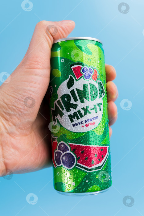 Скачать Тюмень, Россия - 19 января 2022 года: Логотип Mirinda Mix it can закрывается каплей воды. Вертикальная фотография фотосток Ozero